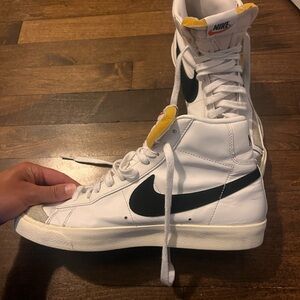 Nike Women’s Blazer Mid ‘77 Size 10